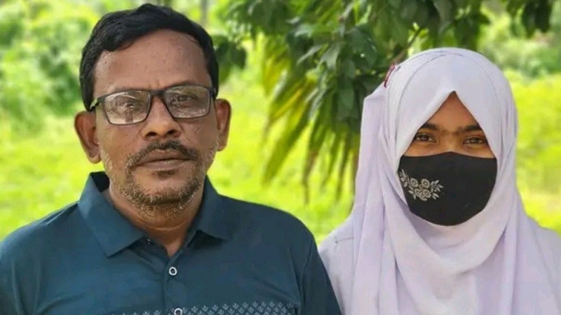 বাবা-মেয়ে একসঙ্গে দিচ্ছেন এইচএসসি পরীক্ষা